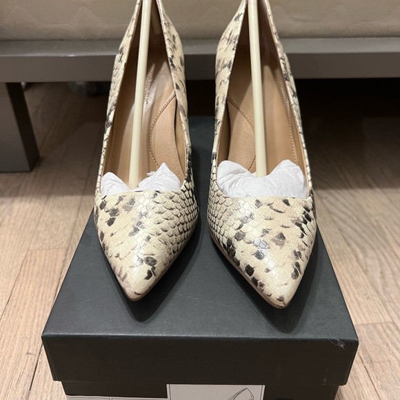 NWB Banana Republic Madison 12 Hour Block Heel Pump - Picture 2 of 4